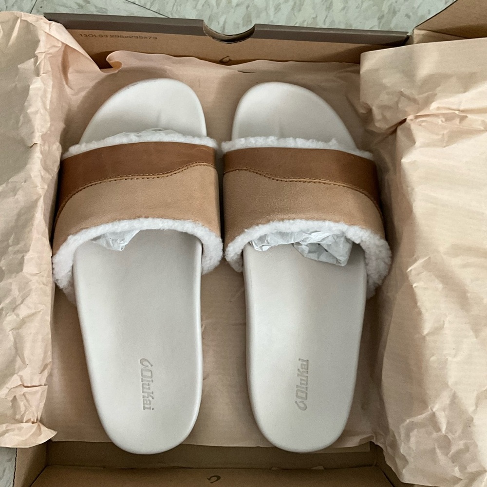Olukai Hō‘ala Slide size 8 . New. Tan/puka